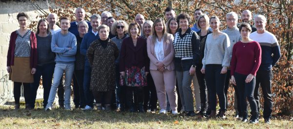 Les colistiers "Alby, l'avenir ensemble" avec leur tête de liste, Mme Jocelyne Boch, maire sortante. 25 Albygeoises et Albygeois issus de divers quartiers, générations et parcours professionnels.
Christophe DANTON Champ Buisson, Dorine AMBIEHL Crêt de Viry, Patrice CAQUET Bolliet, Émilie LASSERRE Les Chavonnets, Jean-Paul MEZZASALMA Masigny, Céline BARBIER-KEZEL Croix Rouge, Pascal LAPERROUSAZ Chède, Aurélie GERMAIN Rue des Écoles, Xavier ZUNINO Champ Buisson, Emmanuelle THOMÉ Les Granges, Roland MONGELLAZ Le Lieutet, Sylvie PUCCIO Morlon, Arnaud MONNIN Crêt Vial , Sandra DULLIN Le Pessay, David BASTIEN Masigny, Cathia COLLEVILLE Les Marantins, Baptiste BARBIER-KEZEL Croix-rouge, Laurine BONVIN Beaunoyer, Didier GERMAIN La Capeta, Stéphanie ANSQUER-LE DUFF Masigny, Michel VITTET Le Lieutet, Céline Guirao, Les Crêts, Stéphane BONNARD Croix rouge, Anna MONGELLAZ Le Lieutet.