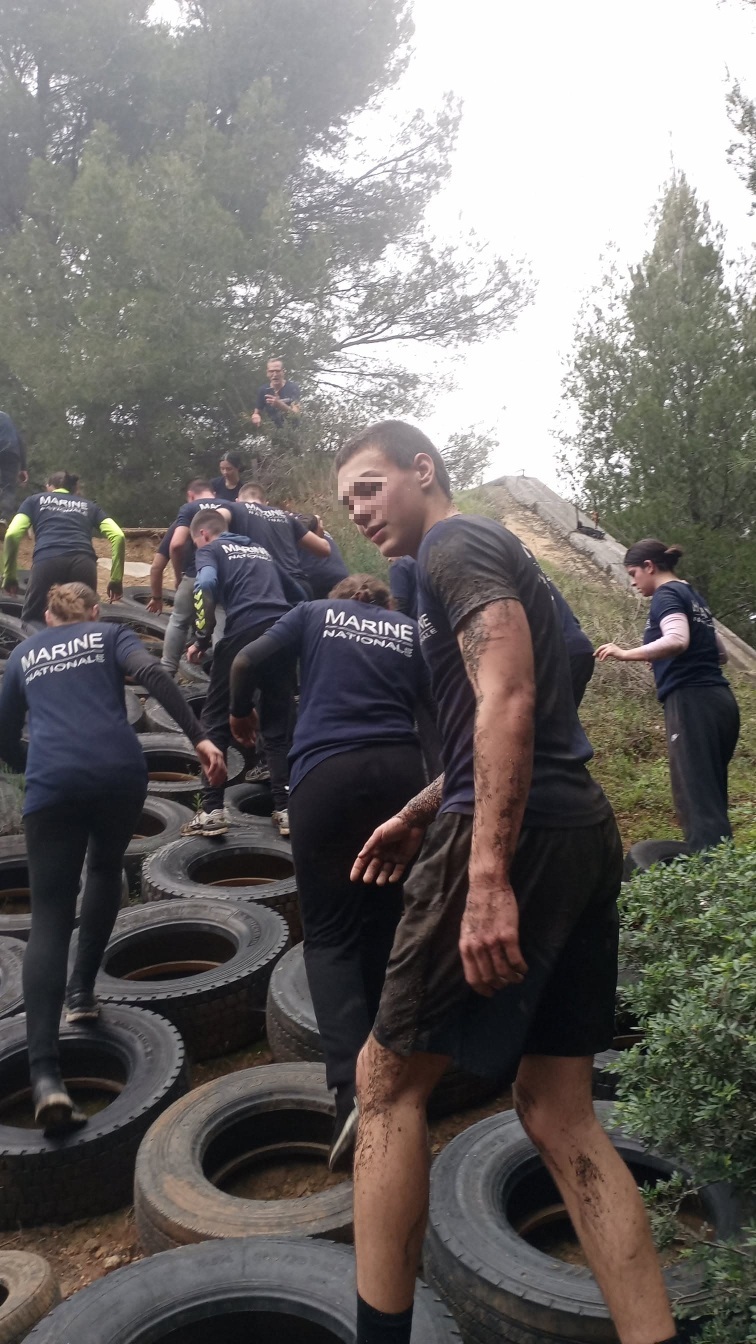 Les jeunes de la PMM d'Annecy pendant l'hébertisme. - ©DR