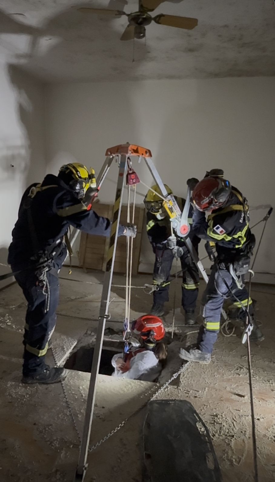 Evacuation bis. Cette fois-ci c'est le plancher qu'il a fallu découper pour sortir par le bas, la victime. - © Ducret Stéphane