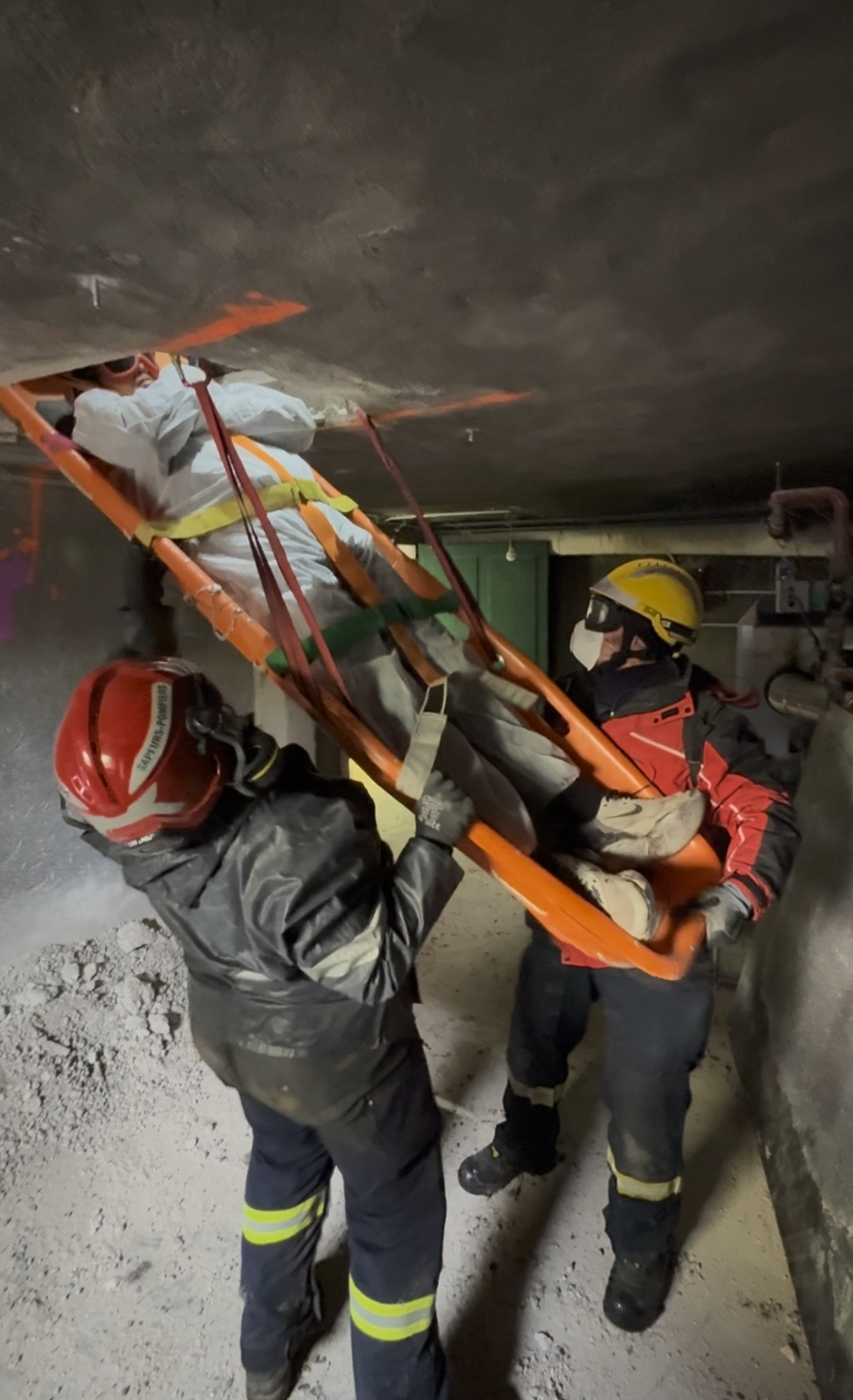 Evacuation. Il aura fallu quelques heures pour percer la dalle de bêton, afin d'évacuer par le haut, la victime. - © Ducret Stéphane