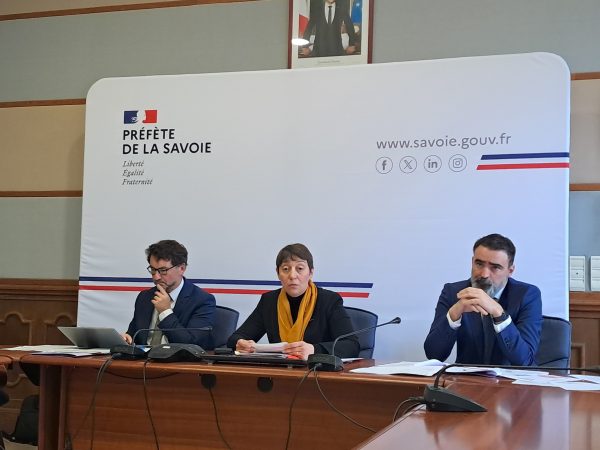 La préfète de Savoie entourée des procureurs de la République de Chambéry (à droite) et d'Albertville (à gauche).