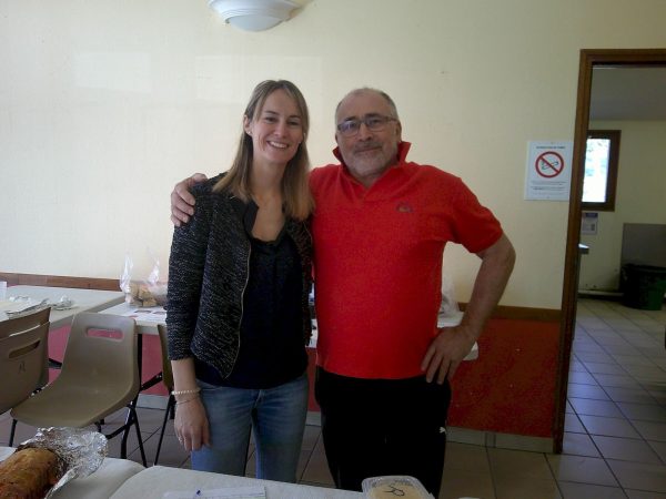 Céline Ducloz et Antoine Parisi distribuent les repas à emporter.