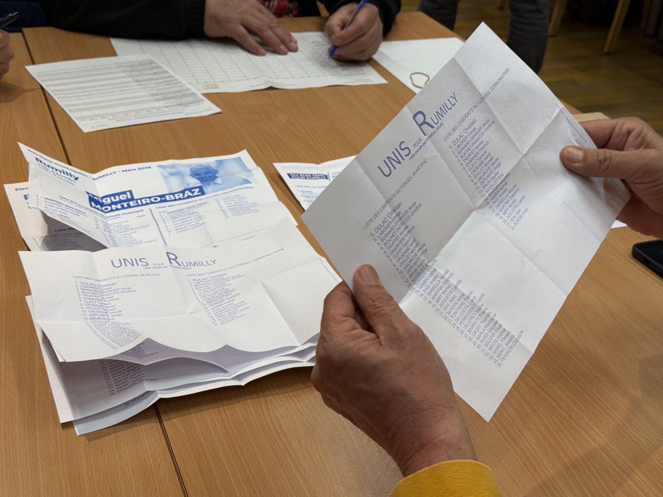 Comptage. Un à un, les bulletins sont comptés. - Photo : Ducret Stéphane
