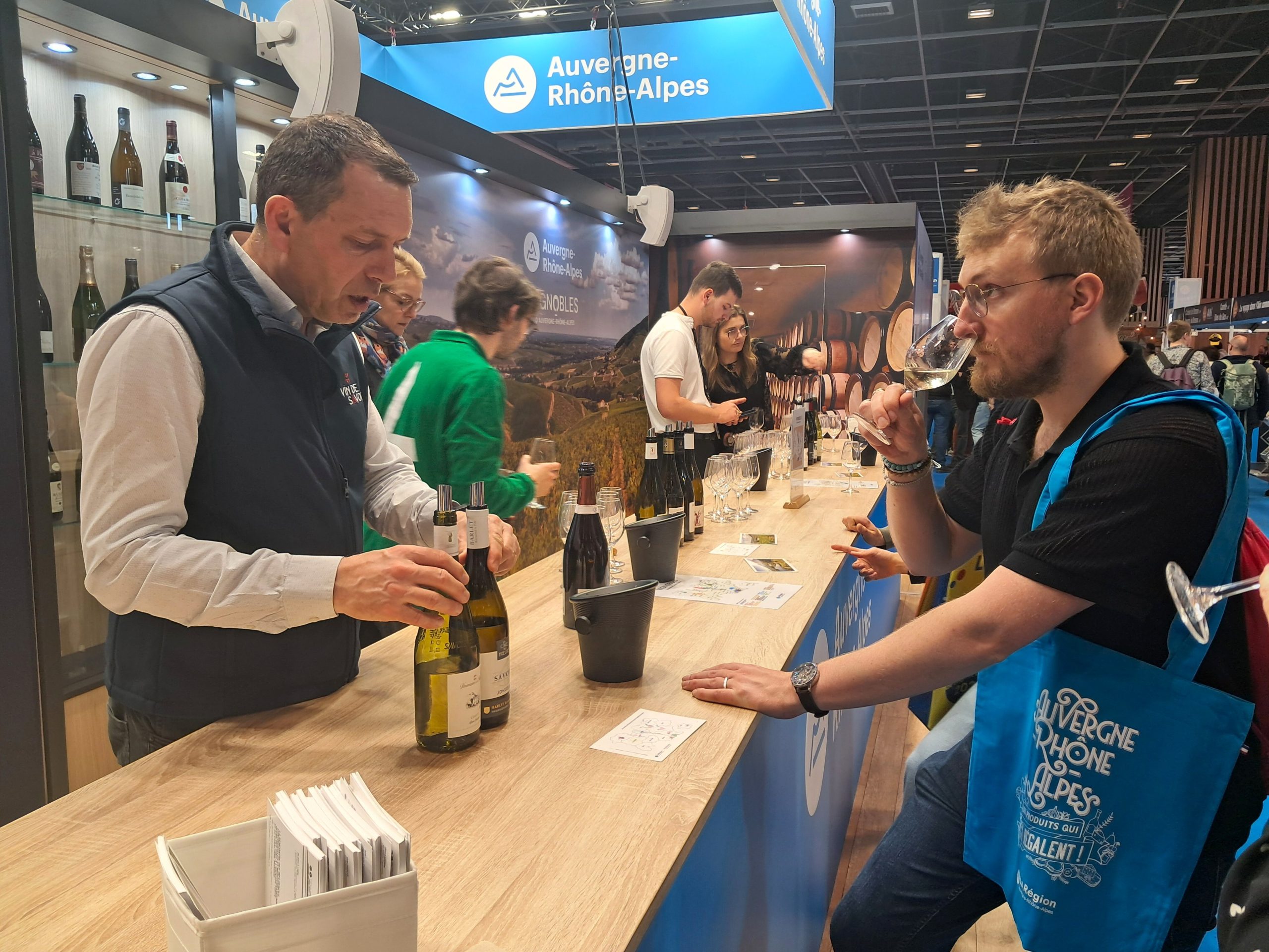 Dégustation de vins. Alexis Martinod, directeur des Vins de Savoie, fait découvrir et déguster des vins issus des divers cépages caractéristiques des Savoie. Ces vins, méconnus du grand public, ont fait sensation. 40 vins de Savoie ont été médaillés au Concours général. - ©Claire Castelar