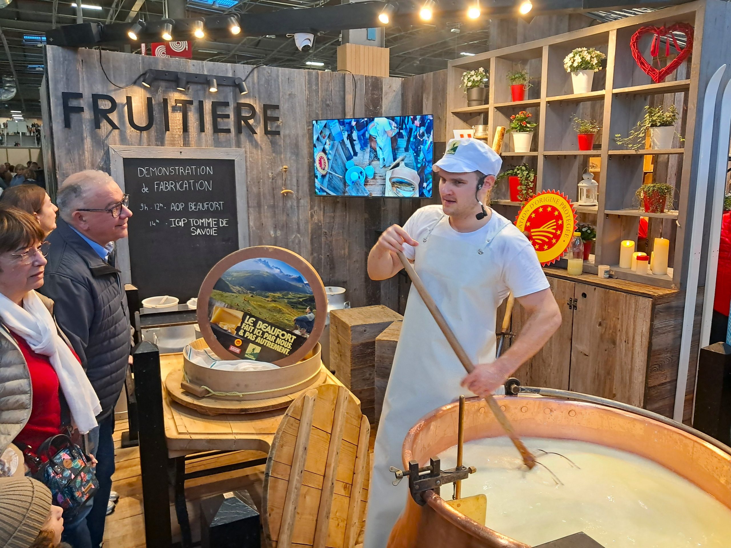 Fabrication de fromages. Sur le stand "Terroirs des Savoie" situé à l'entrée du Hall 1, la journée des Savoie au Salon international de l'agriculture a été rythmée par des démonstrations de fabrication de Beaufort AOP et de Tomme de Savoie IGP. - ©Claire Castelar