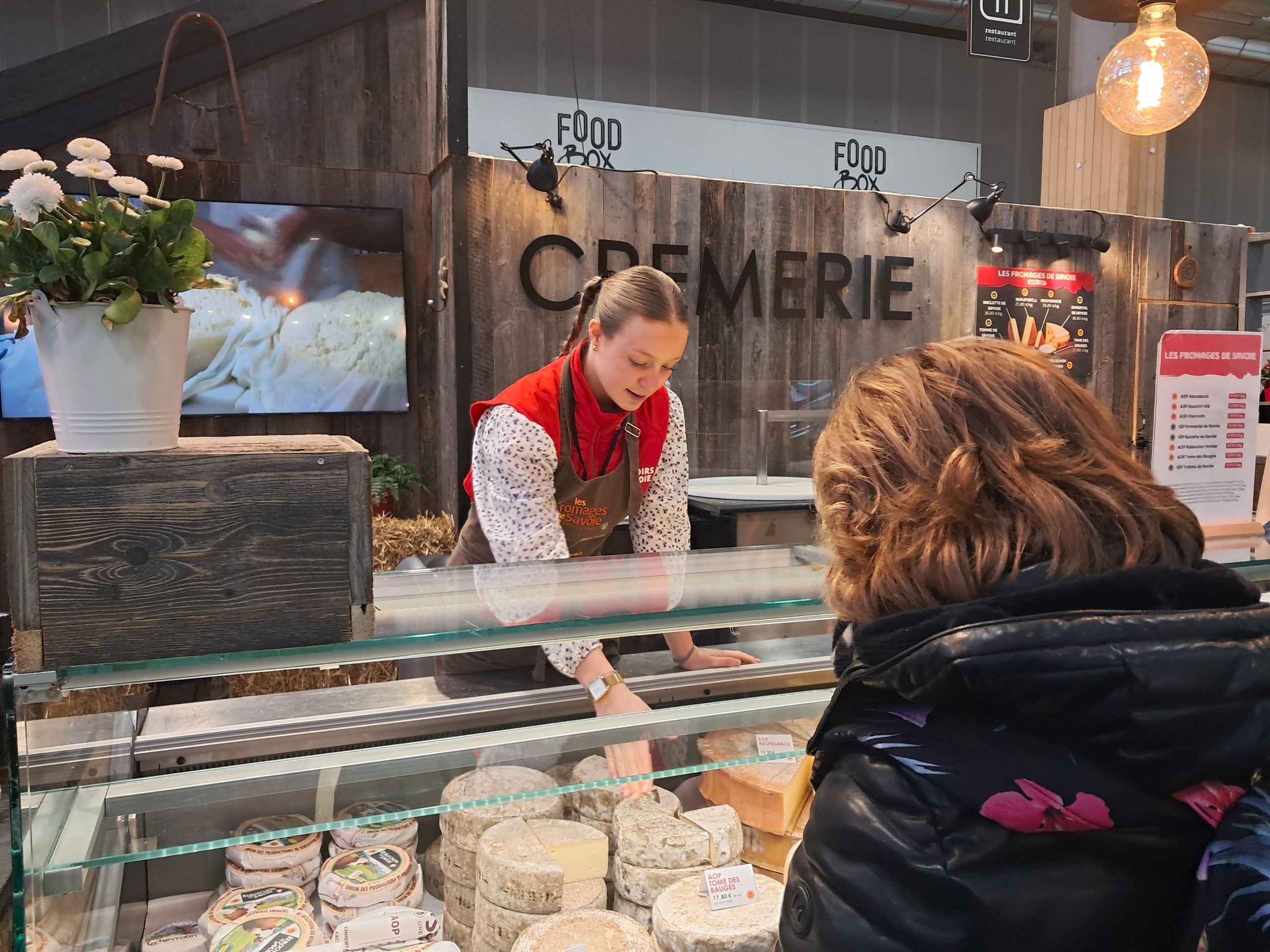 Succès des ventes. Elina, du lycée agricole de Poisy, se réjouit d'être venue faire la promotion et la vente des 8 fromages de Savoie AOP et IGP. - ©Claire Castelar