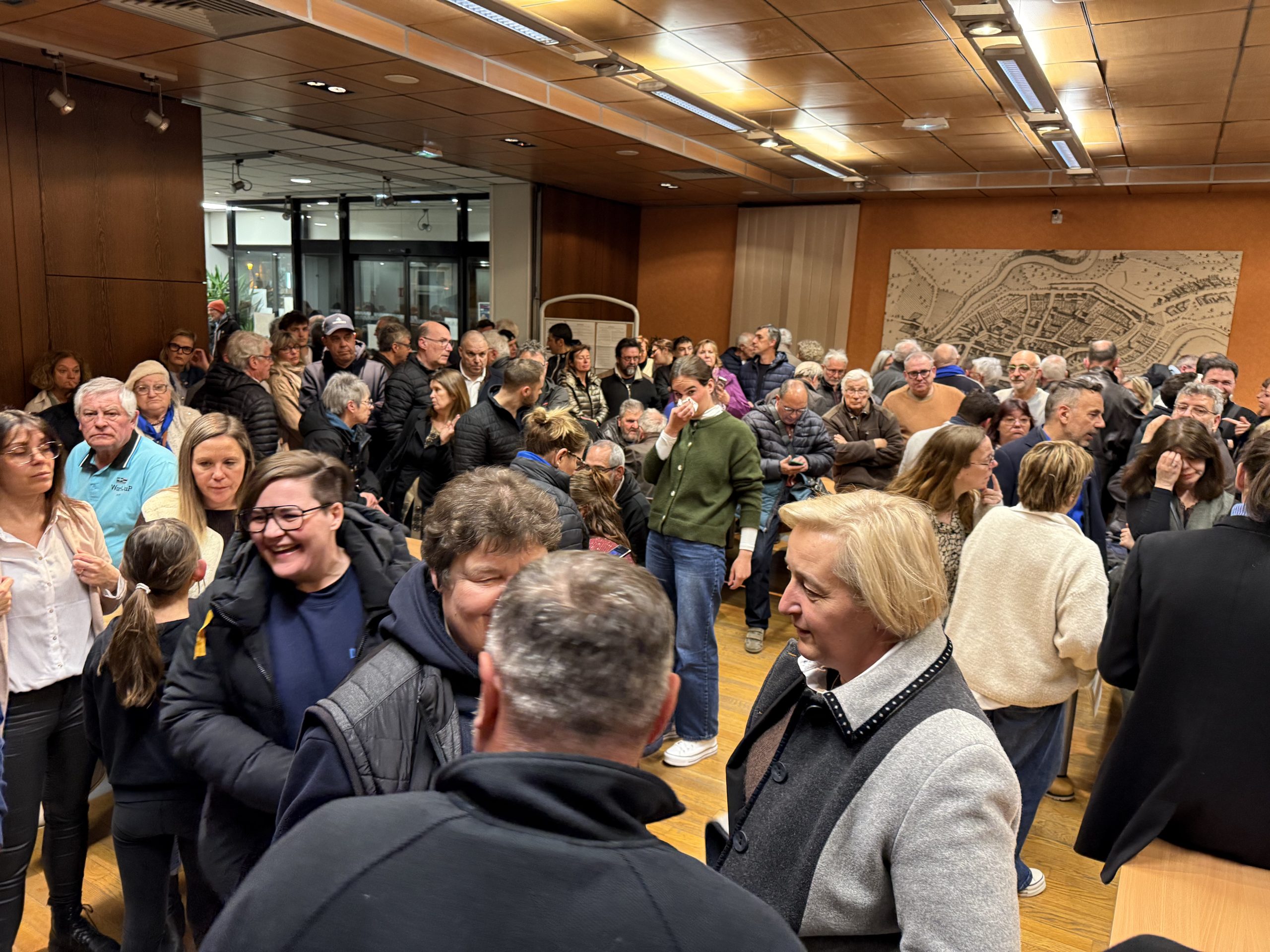 Foule. Beaucoup de monde s'est rendu à la mairie pour connaitre les résultats. - Photo : Ducret Stéphane