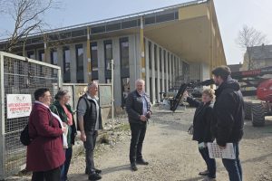 Les candidats d'Ensemble pour Entrelacs 2026" devant le chantier de L'ESCALE.