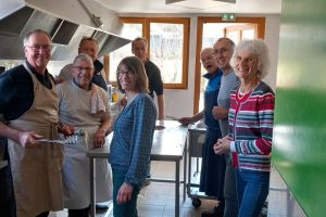 Une partie des bénévoles qui a préparé le repas.