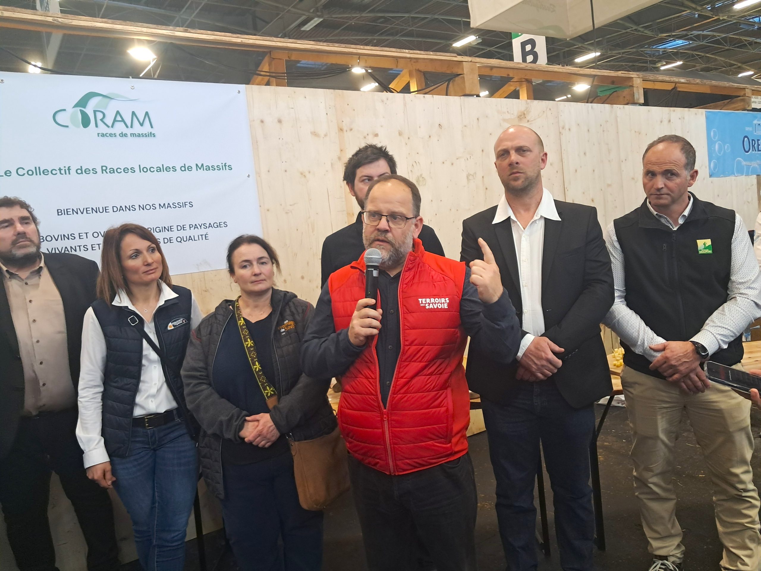 Le temps des discours. Cédric Laboret, président de la Chambre d'agriculture Savoie Mont-Blanc, entouré des représentants des diverses filières. - ©Claire Castelar