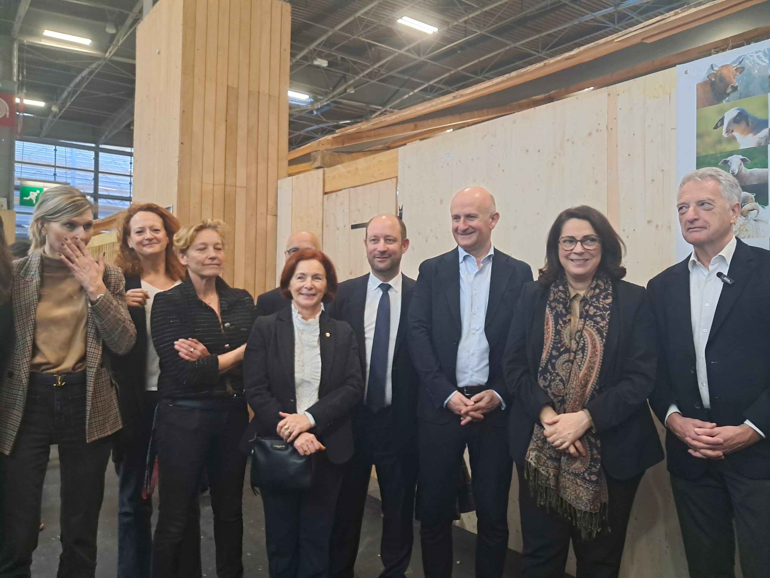 Présence d'élus. Députés, sénateurs, ministre et président de la Savoie, accompagnés des préfètes et d'élus, venus soutenir l'agriculture de leurs territoires. - ©Claire Castelar