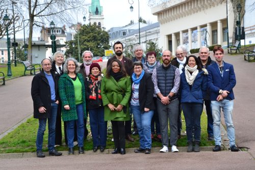 Luce Claval, entourée d'une partie de son équipe "Aix pour toutes et tous".