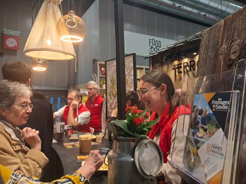 Entre les ventes et les dégustations, près d'une tonne de fromages est écoulée chaque jour.