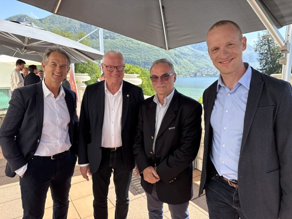 Christian Dulac accompagné de Bernard Hinault parrain de l'édition, d'Edgar Grospiron, président du comité d'organisation des JO Alpes 2030 et Michaël Viollet adjoint aux sports à Rumilly.