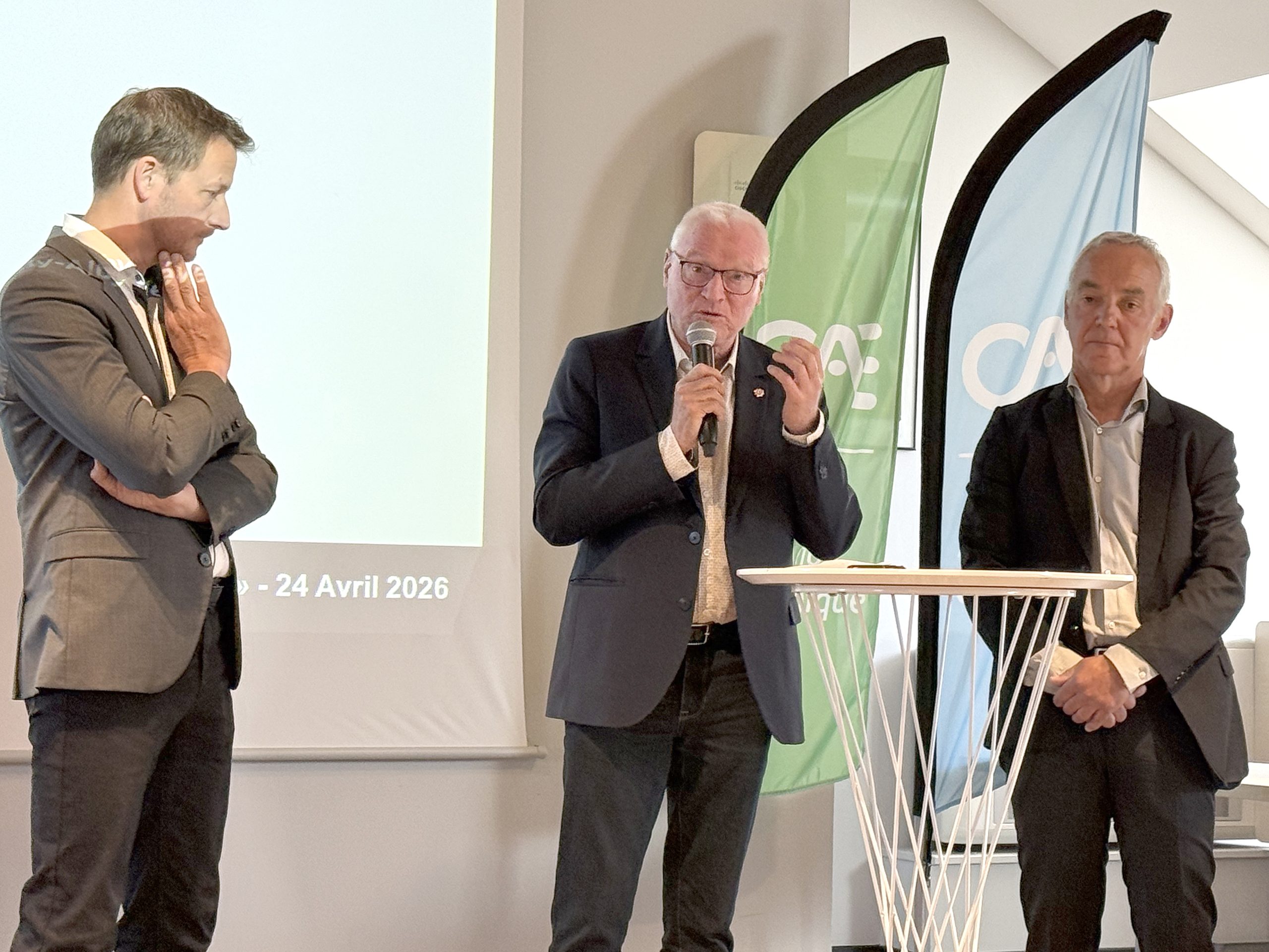 Christian Dulac, maire, présente Eric Nicollet en charge de l'économie au sein de la Communauté de Communes. - Photo : Ducret Stéphane