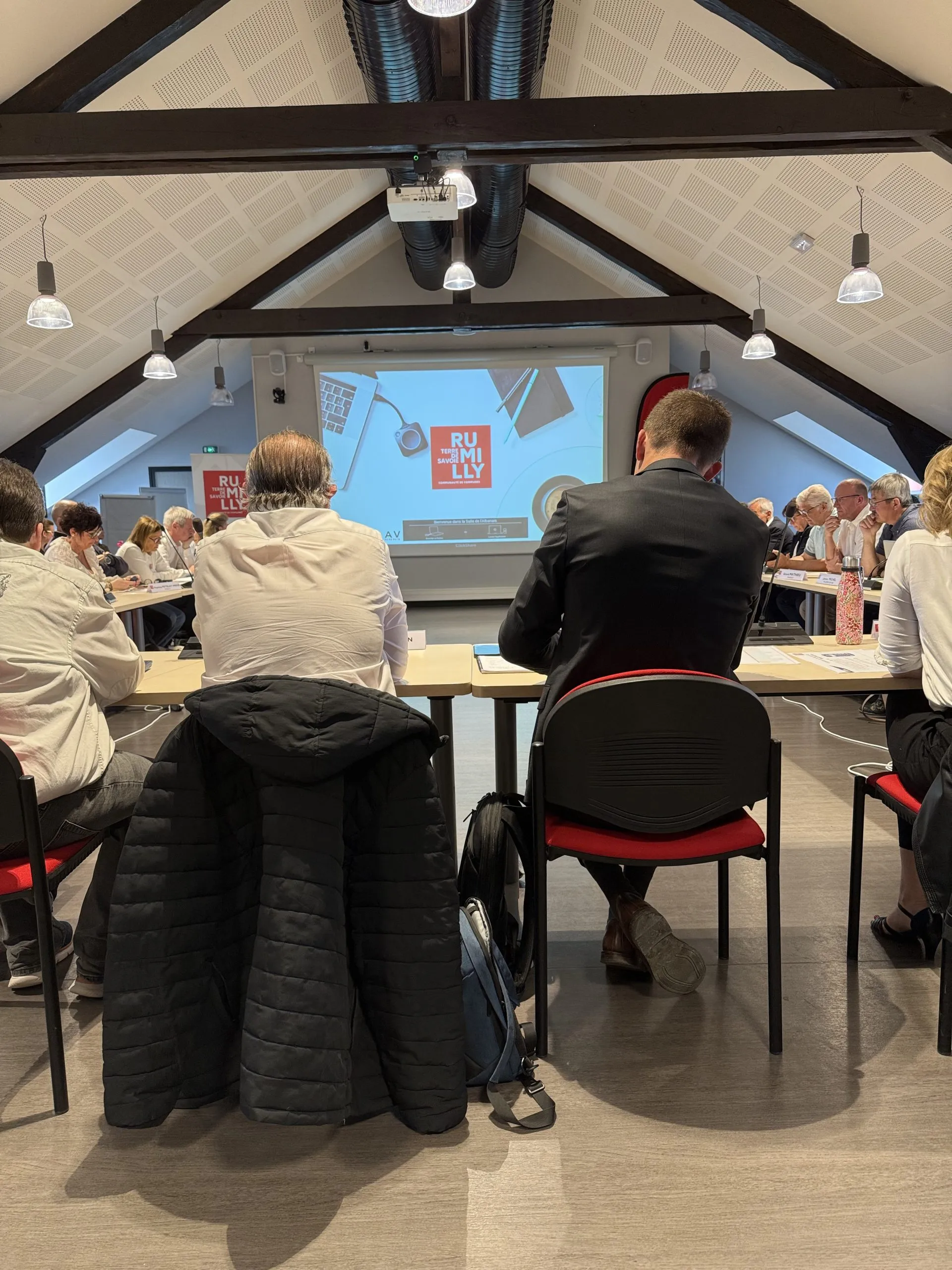 Albanais : Entre appels à l'unité et enjeux majeurs : une soirée charnière