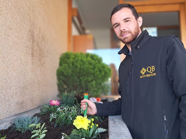 Quentin a été contacté pour fleurir la jardinière de cette copropriété.