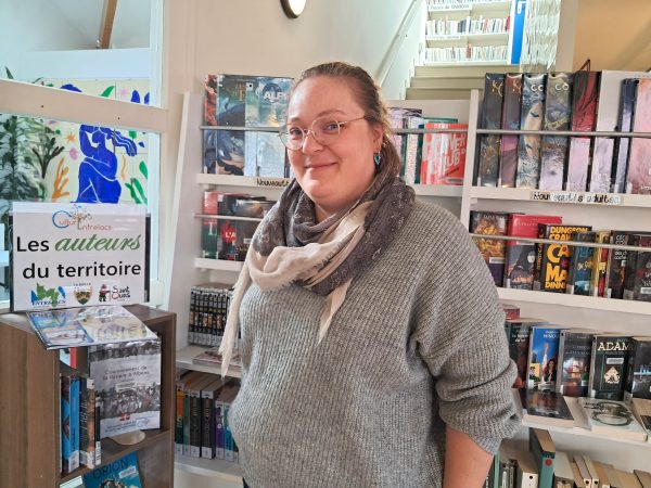 Sophie Saint, responsable de la bibliothèque, près de l'étagère dédiée aux auteurs locaux.