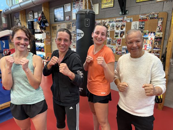 Amatrices. Valentine, Anne, Axelle, trois jeunes femmes qui montreront sur le ring, sous les ordres du coach, Jimmy Madani.