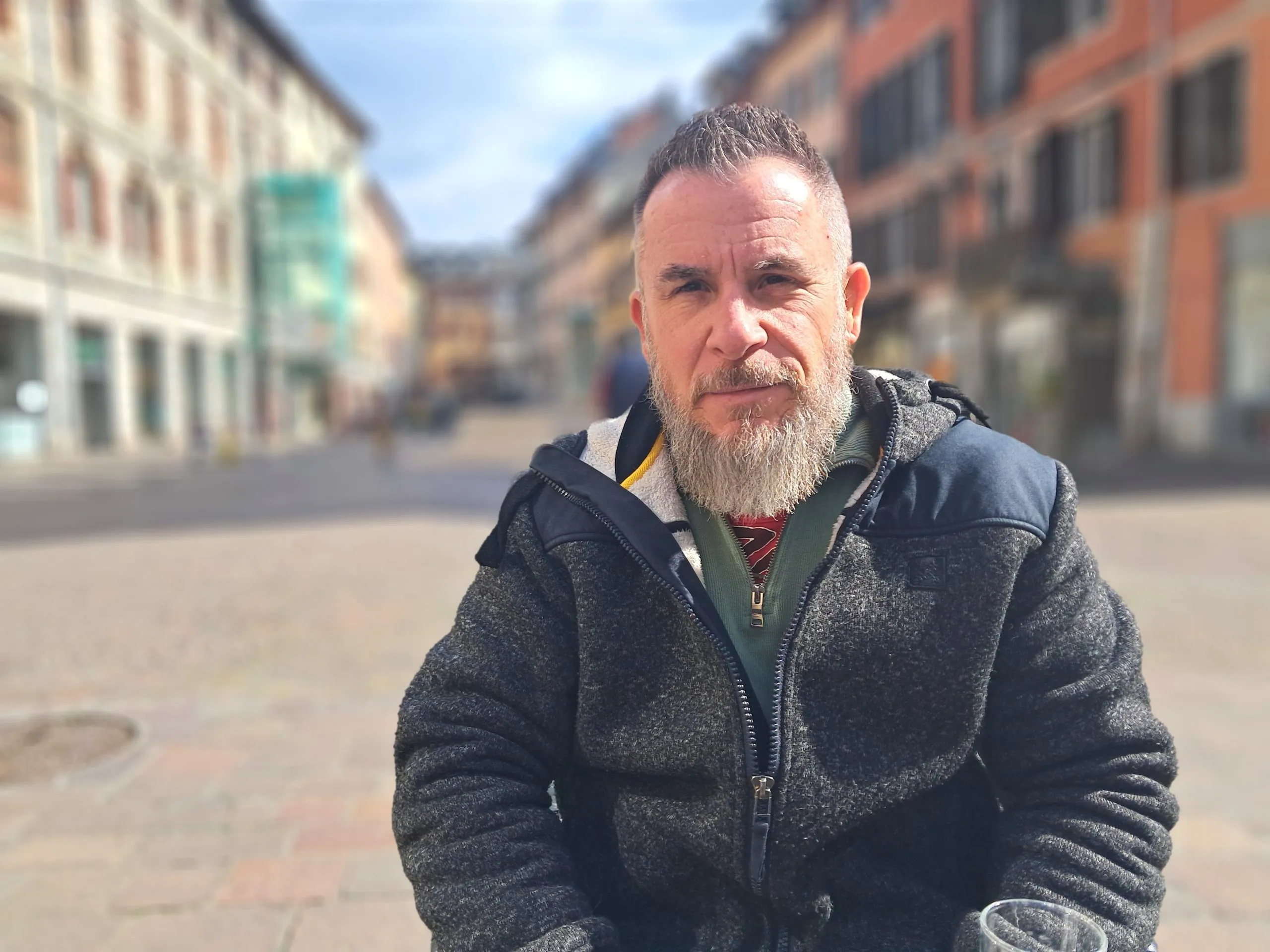 Des quartiers d'Aix-les-Bains aux plateaux de cinéma américains, qui est ce cascadeur spécialiste du combat ?