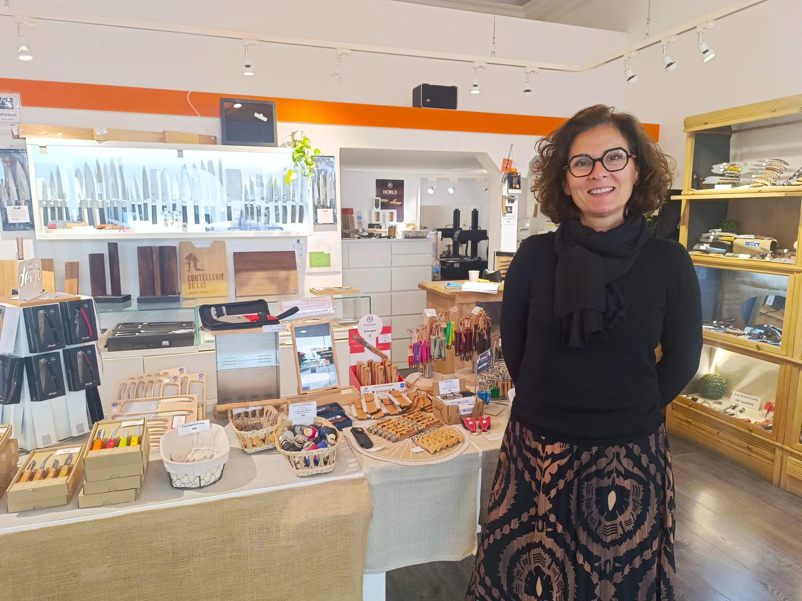 Après 25 ans de carrière dans les aéroports, elle démissionne pour ouvrir sa coutellerie