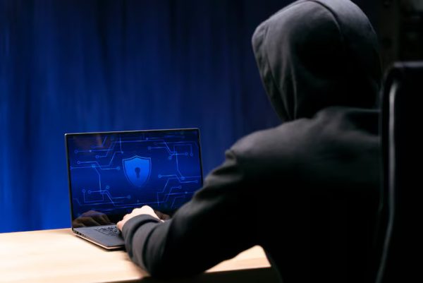 Usurpation d'identité, vols de données personnelles, arnaque aux sentiments, revenge porn, faux conseillers bancaires... Les cybermenaces sont un vrai fléau.