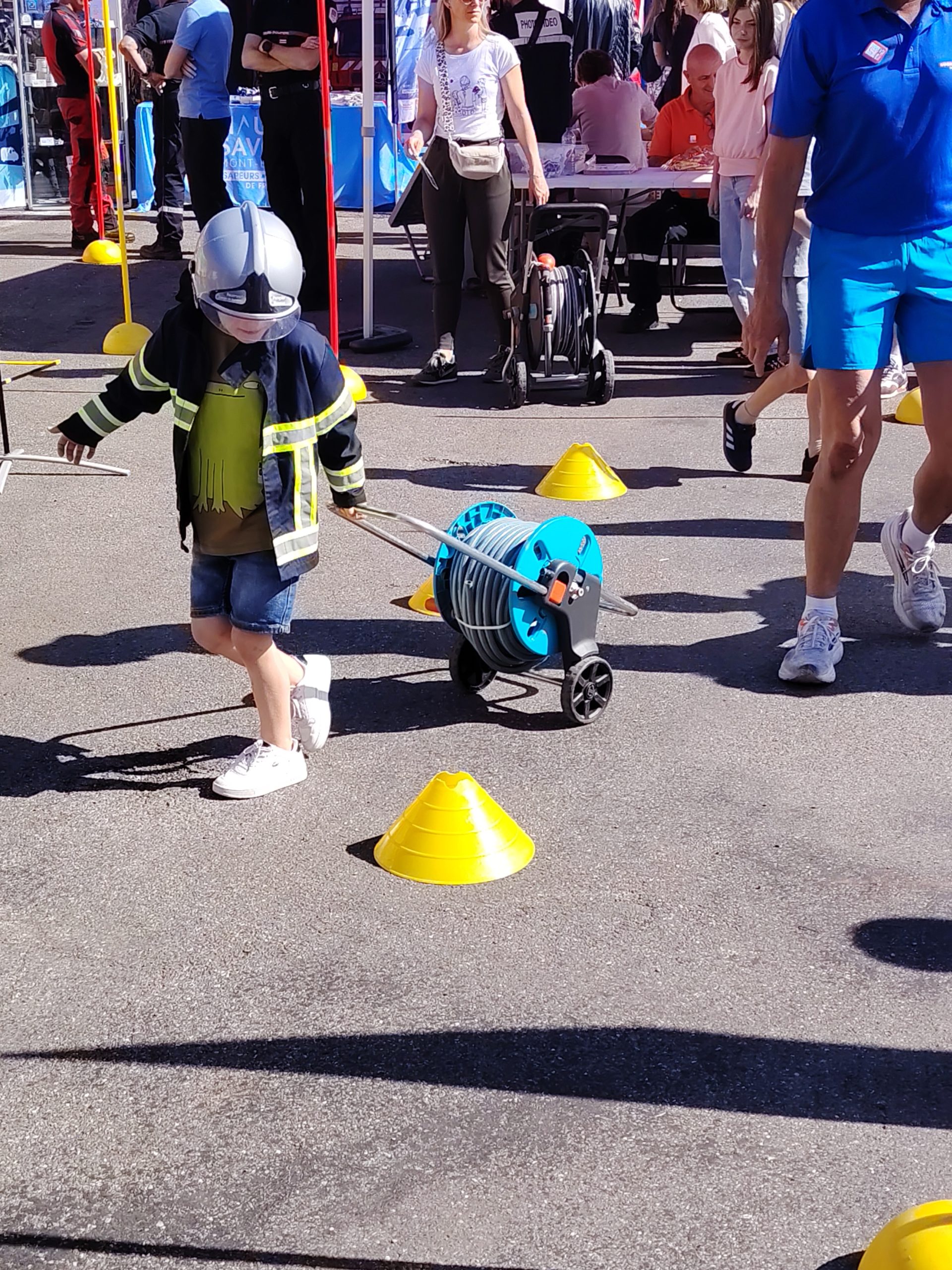 Animation. Enfant en train de faire le parcours des pompiers. - Photo : Ducret Marjorie
