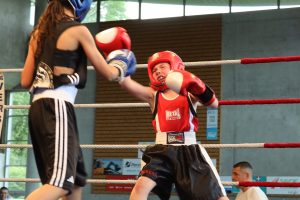 Boxe éducative. Serena 7 ans, montre déjà de belles attitudes en attaque.