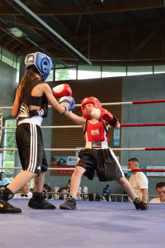 Boxe éducative. Serena 7 ans, montre déjà de belles attitudes en attaque.