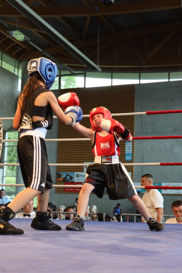 Boxe éducative. Serena 7 ans, montre déjà de belles attitudes en attaque.