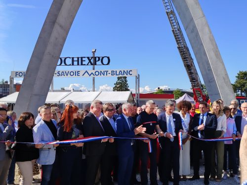 Inauguration. Les officiels lors du coupé de ruban