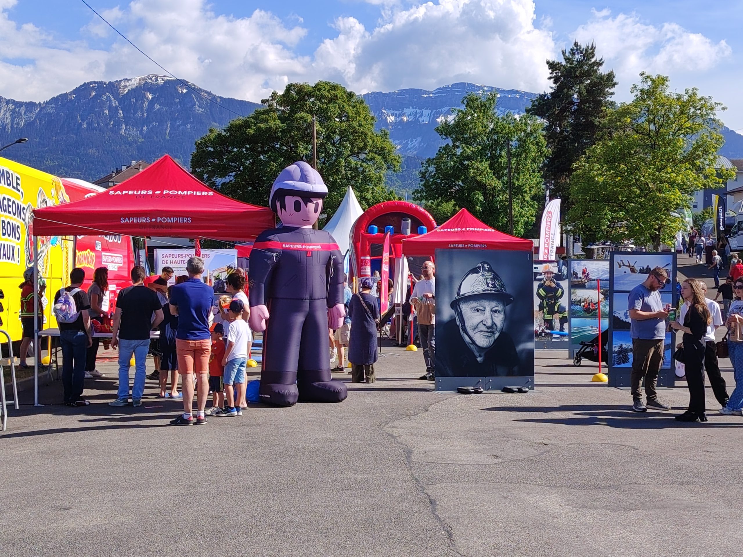 Invité d'honneur. Stand des pompiers. - Photo : Ducret Marjorie