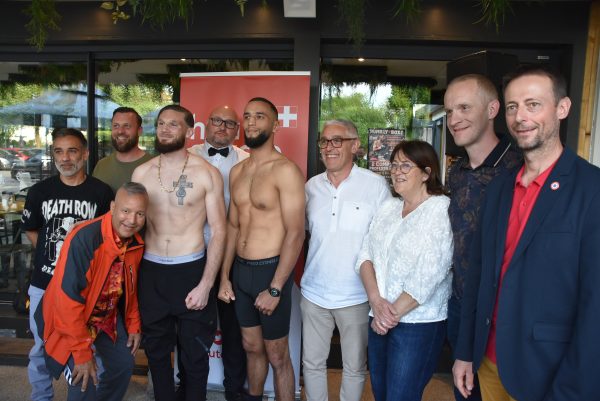 Officiels et élus aux côtés des boxeurs Stan Baulmont face à Samir Ghodbane.
