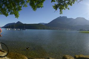 Pause détente au bord du lac.