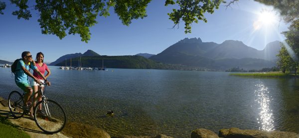 Pause détente au bord du lac.
