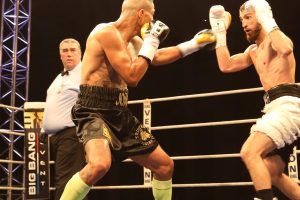 1er combat pro.  Yanis Meha (à droite) affronte le challenger espagnol, Rodrigo Labre.