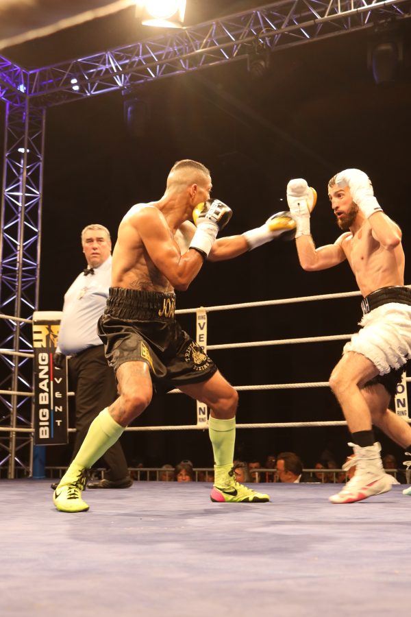 1er combat pro. Yanis Meha (à droite) affronte le challenger espagnol, Rodrigo Labre.
