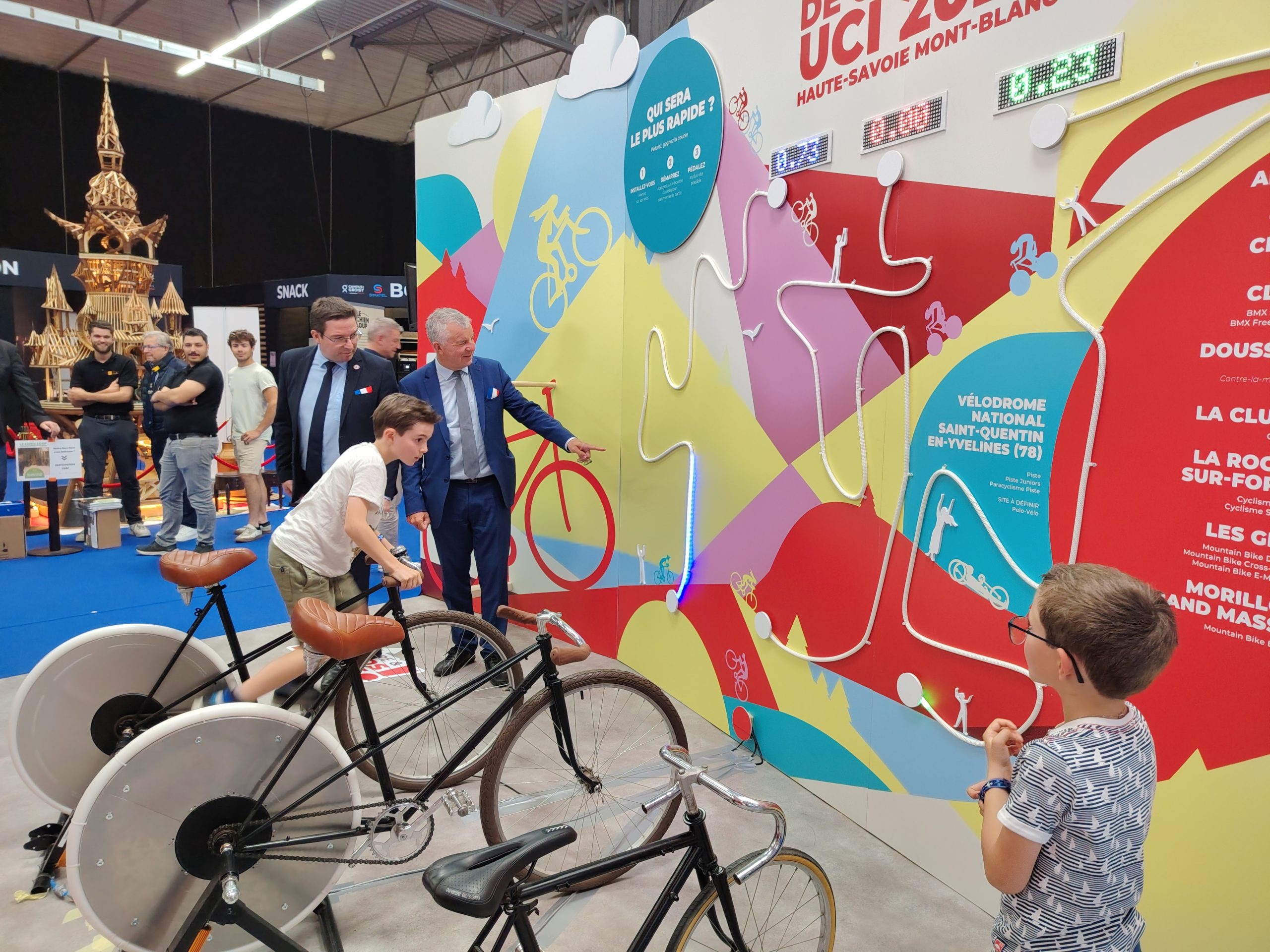 Visite. Martial sadder au stand du departement. - Photo : Ducret Marjorie