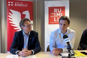 Yannick Clévy (représentant la mairie de Rumilly) et Yohann Tranchant, Président de la Communauté de communes lors de l'annonce.