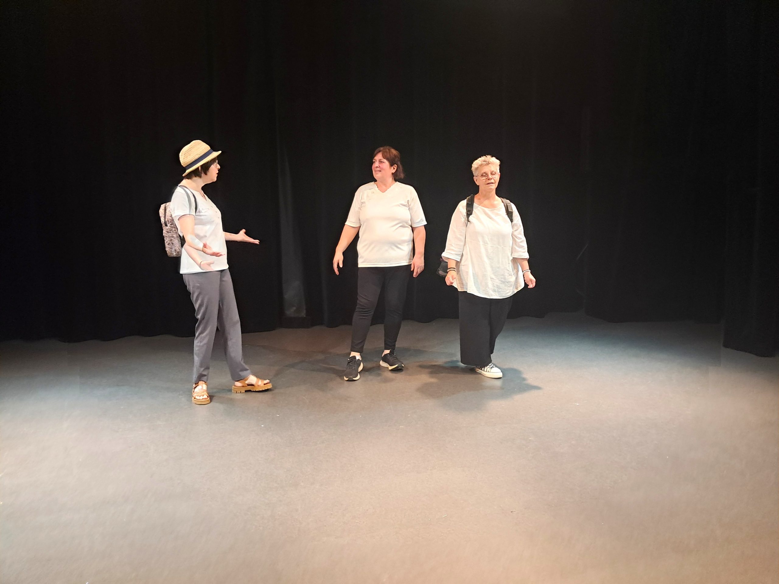 Trois candidates en pleine représentation. -