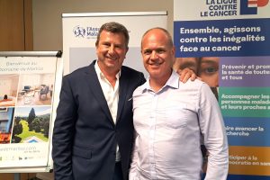 Pascal Bataille et Ludovic Lerche, infirmier aux Thermes de Marlioz qui a initié l'évènement dédié à la prévention et au dépistage du cancer du poumon à Aix-les-Bains.