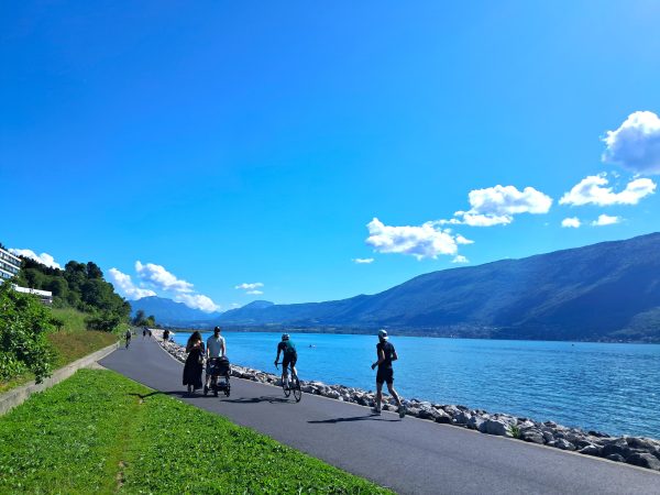 Promeneurs, coureurs et cyclistes se partagent ce cheminement très fréquenté.