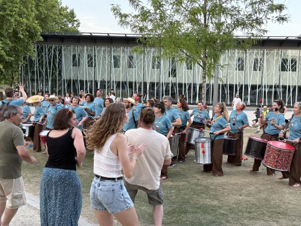 Animation. Au son des percussions, le public danse.