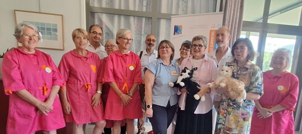 Des robots chats remis à la Résidence heureuse par les bénévoles de l'association des "Blouses roses".