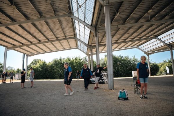 Exemple de réalisation d'un boulodrome couvert de panneaux solaires.