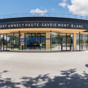 La devanture de l'aéroport.