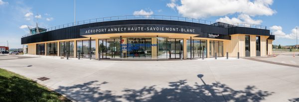 La devanture de l'aéroport.