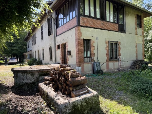 La maison vue côté jardin.