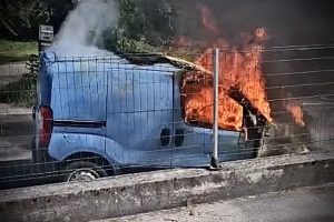La voiture s'est embrasée le conducteur a eu le temps de sortir.