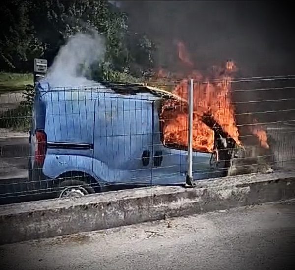 La voiture s'est embrasée le conducteur a eu le temps de sortir.